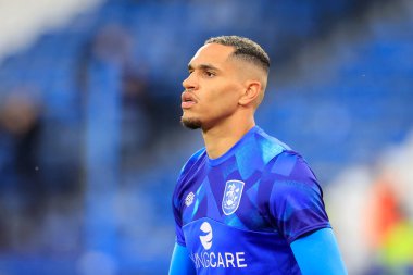 Huddersfield Town 'dan John Russell 13 Eylül 202' de Huddersfield Stadyumu 'nda Huddersfield Town ve Wigan Athletic maçından önce ısınma turunda.