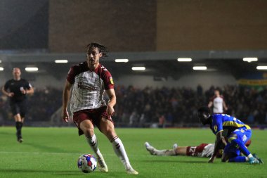 Northampton Town 'dan 9. Louis Appr, 13 Eylül 2022' de Birleşik Krallık 'taki Cherry Red Records Stadyumu' nda oynanan Wimbledon-Northampton maçında topla top sürüyor.
