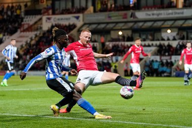 Sheffield 'li Alex Mighten, Morecambe' li Liam Gibson 'ın baskısı altında 13 Eylül 202' de İngiltere 'nin Morecambe kentindeki Mazuma Stadyumu' nda oynanan Morecambe-Sheffield maçında 1.