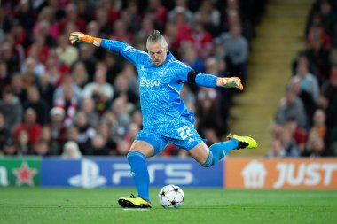 Remko Pasveer # 22 Ajax UEFA Şampiyonlar Ligi karşılaşmasında topu temizliyor Liverpool - Ajax Anfield, Liverpool, İngiltere, 13 Eylül 202