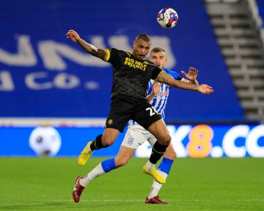 Wigan Athletic takımının 28 numaralı oyuncusu Josh Magennis 13 Eylül 202 'de John Smith Stadyumu' nda Huddersfield Town ile Wigan Athletic arasındaki Sky Bet Şampiyonası maçında Huddersfield Town 'dan Michal Helik # 39 numaraya ait.