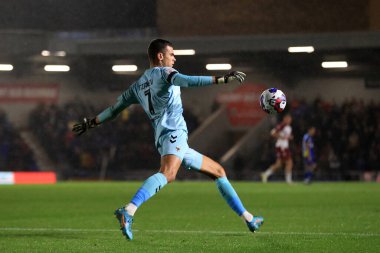 AFC Wimbledon 'dan Nik Tzanev # 1 Gök İddia Ligi 2 karşılaşmasında AFC Wimbledon' a karşı Northampton Town, Cherry Red Records Stadyumu, Merton, Birleşik Krallık, 13 Eylül 202