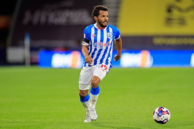 Huddersfield Town 'dan Duane Holmes 13 Eylül 202' de John Smith Stadyumu 'nda Huddersfield Town ile Wigan Athletic arasındaki Sky Bet Şampiyonası maçında topla koşuyor.