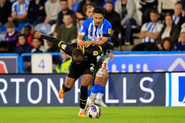 Huddersfield Town 'dan Yuta Nakayama # 33 Wigan Atletizm Şampiyonası' nda Wigan Atletizm 'den Ryan Nyambe # 2' ye karşı Huddersfield Town - Wigan Athletic maçı sırasında John Smith Stadyumu, Huddersfield, Birleşik Krallık, 13 Eylül 202