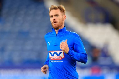 Wigan Athletic 'ten Tom Naylor # 4, 13 Eylül 202' de John Smith Stadyumu 'nda Huddersfield Town ve Wigan Athletic maçından önce ısınma turunda.