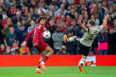 Ajax 'tan Daley Blind # 17 UEFA Şampiyonlar Ligi maçında Liverpool' dan Trent Alexander-Arnold # 66 'ya karşı Anfield, Liverpool, Birleşik Krallık' ta Liverpool - Ajax maçı, 13 Eylül 202