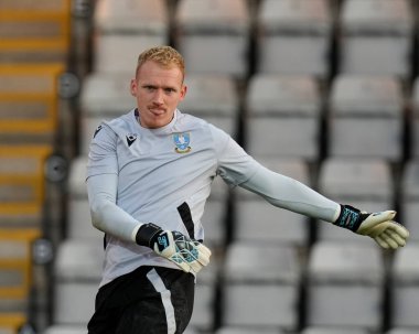 Sheffield 'dan Cameron Dawson, 13 Eylül 202' de İngiltere 'nin Morecambe kentindeki Mazuma Stadyumu' nda oynanan Morecambe-Sheffield maçından önce ısınıyor.