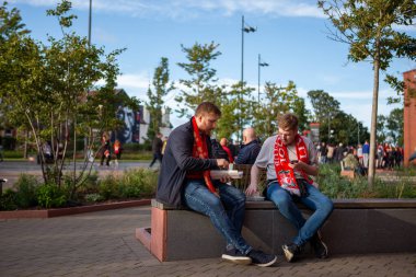 Liverpool taraftarları 13 Eylül 202 'de Anfield, Liverpool' da oynanan Liverpool-Ajax maçında Anfield dışında yemek yiyor.