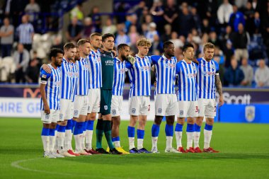 Huddersfield takımı, 13 Eylül 202 'de John Smith Stadyumu' nda Huddersfield Town 'a karşı Wigan Athletic' in oynadığı Gökyüzü İddia Şampiyonası maçında Kraliçe 'nin dakikalar süren sessizliği sırasında...