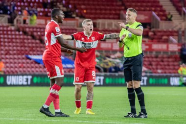 Middlesbrough 'dan Riley McGree 13 Eylül 202' de Middlesbrough, Middlesbrough City 'de oynanan Sky Bet Şampiyonası maçında hakem James Bell ile tartıştı.