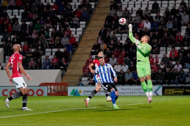 Morecambe takımından Connor Ripley, 13 Eylül 202 'de İngiltere' nin Morecambe şehrindeki Mazuma Stadyumu 'nda oynanan Morecambe-Sheffield maçında temiz yumruk attı.