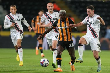 Hull City 'den Jean Michal Seri # 24, 13 Eylül 2022 tarihinde Hull City' nin Stoke City 'ye karşı oynadığı maçta kendini baskı altında buldu.