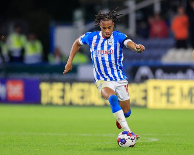 Huddersfield Town 'dan David Kasumu # 18. Huddersfield Şampiyonası maçında Huddersfield Town, Wigan Athletic' e karşı John Smith Stadyumu, Huddersfield, Birleşik Krallık, 13 Eylül 202