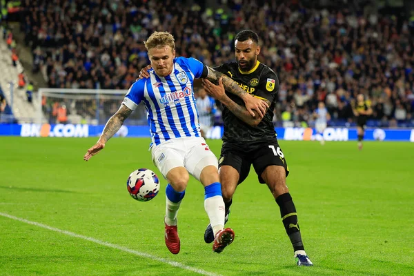 Huddersfield Town 'dan Danny Ward # 25, Wigan Athletic' in Curtis Tilt # 16 'sı tarafından 13 Eylül 202' de John Smith Stadyumu 'nda Huddersfield Town' a karşı Wigan Athletic maçında durduruldu.