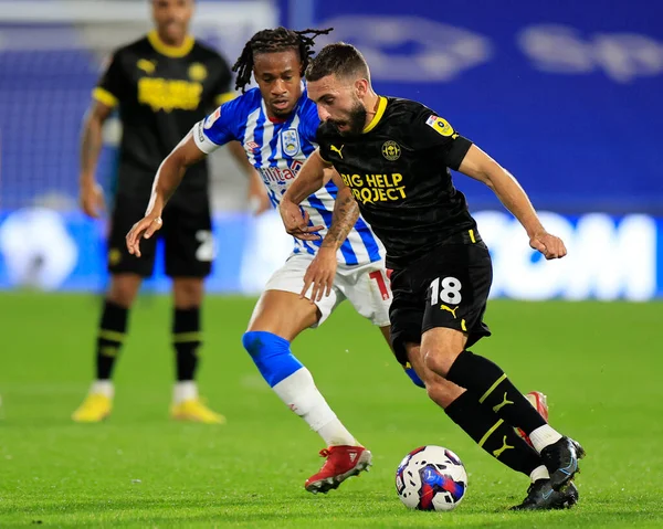 Wigan Athletic 'ten Graeme Shinnie 13 Eylül 202' de John Smith Stadyumu 'nda Huddersfield Town - Wigan Athletic maçında Huddersfield Town' dan David Kasumu # 18 'i geçmeye çalışıyor.