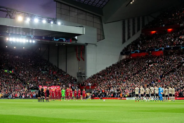 Liverpool ve Ajax, İngiltere 'nin Liverpool kentinde oynanan UEFA Şampiyonlar Ligi maçı sırasında Kraliçe II. Elizabeth için bir dakikalık saygı duruşmasında bulundular.