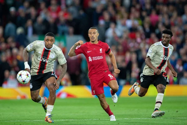 Steven Bergwijn Ajax Thiago Alcantara Liverpool Competem Pela Bola Durante — Fotografia de Stock