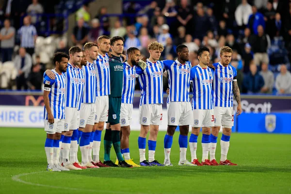 Huddersfield takımı, 13 Eylül 202 'de John Smith Stadyumu' nda Huddersfield Town 'a karşı Wigan Athletic' in oynadığı Gökyüzü İddia Şampiyonası maçında Kraliçe 'nin dakikalar süren sessizliği sırasında...
