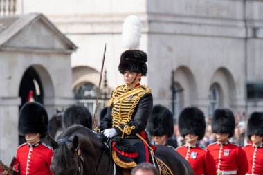Kraliçe II. Elizabeth 'in tabutu, Kral III. Charles ve kraliyet ailesi tarafından 14 Eylül 202' de Whitehall, Londra, İngiltere 'de Kral' ın Troop Kraliyet Topçu Birliği 'ne ait bir yük arabasıyla törenle alınır.