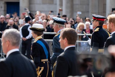 Kraliçe II. Elizabeth 'in tabutu, Kral III. Charles ve kraliyet ailesi tarafından 14 Eylül 202' de Whitehall, Londra, İngiltere 'de Kral' ın Troop Kraliyet Topçu Birliği 'ne ait bir yük arabasıyla törenle alınır.