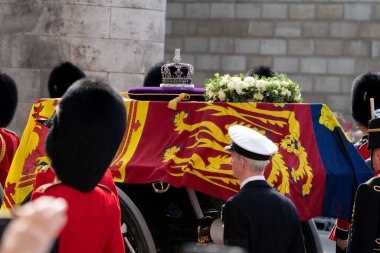 Kraliçe II. Elizabeth 'in tabutu, Kral III. Charles ve kraliyet ailesi tarafından 14 Eylül 202' de Whitehall, Londra, İngiltere 'de Kral' ın Troop Kraliyet Topçu Birliği 'ne ait bir yük arabasıyla törenle alınır.