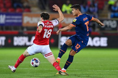 Blackpool 'un 12 numaralı Kenny Dougall, 14 Eylül 202' de New York, Rotherham Stadyumu 'nda oynanan Rotherham United-Blackpool maçında maç yapıyor.