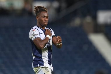 West Bromwich Albion 'dan Brandon Thomas-Asante 14 Eylül 202' de The Hawthorns, West Bromwich City 'de West Bromwich Albion - Birmingham City maçının ardından taraftarları alkışlıyor.