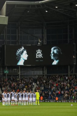 West Bromwich Albion oyuncuları, İngiltere, West Bromwich City 'de 14 Eylül 202' de oynanan ve West Bromwich Albion ile Birmingham City arasındaki Sky Bet Şampiyonası öncesinde Kraliçe II. Elizabeth 'e saygılarını sunuyor.