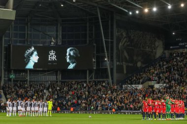 Hem oyuncular hem de taraftarlar Majesteleri Kraliçe 2. Elizabeth için bir dakikalık saygı duruşunda bulunuyorlar. Gökyüzü İddia Şampiyonası Batı Bromwich Albion, Birmingham City 'ye karşı. The Hawthorns, West Bromwich, Birleşik Krallık, 14 Eylül 202