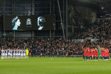 Hem oyuncular hem de taraftarlar Majesteleri Kraliçe 2. Elizabeth için bir dakikalık saygı duruşunda bulunuyorlar. Gökyüzü İddia Şampiyonası Batı Bromwich Albion, Birmingham City 'ye karşı. The Hawthorns, West Bromwich, Birleşik Krallık, 14 Eylül 202