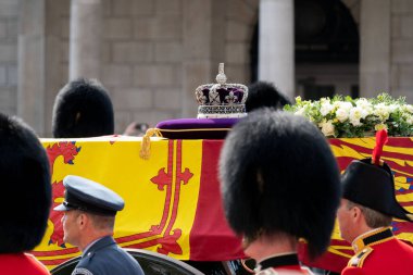 Kraliçe II. Elizabeth 'in tabutu, Kral III. Charles ve kraliyet ailesi tarafından 14 Eylül 202' de Whitehall, Londra, İngiltere 'de Kral' ın Troop Kraliyet Topçu Birliği 'ne ait bir yük arabasıyla törenle alınır.