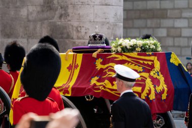 Kraliçe II. Elizabeth 'in tabutu, Kral III. Charles ve kraliyet ailesi tarafından 14 Eylül 202' de Whitehall, Londra, İngiltere 'de Kral' ın Troop Kraliyet Topçu Birliği 'ne ait bir yük arabasıyla törenle alınır.
