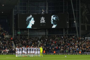 West Bromwich Albion oyuncuları, İngiltere, West Bromwich City 'de 14 Eylül 202' de oynanan ve West Bromwich Albion ile Birmingham City arasındaki Sky Bet Şampiyonası öncesinde Kraliçe II. Elizabeth 'e saygılarını sunuyor.