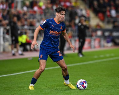 Blackpool 'dan Theo Corbeanu, 14 Eylül 202' de New York Stadyumu 'nda oynanan Sky Bet Şampiyonası maçında topla bir çıkış yaptı.