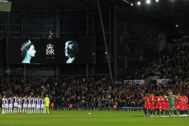 Her iki takım da İngiltere 'nin başkenti West Bromwich City' de oynanan West Bromwich Albion-Birmingham maçı öncesinde Kraliçe 2. Elizabeth 'e saygılarını sunuyor.