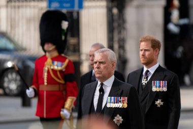 Kraliçe II. Elizabeth 'in tabutu, Kral III. Charles ve kraliyet ailesi tarafından 14 Eylül 202' de Whitehall, Londra, İngiltere 'de Kral' ın Troop Kraliyet Topçu Birliği 'ne ait bir yük arabasıyla törenle alınır.