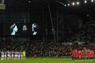 Her iki takım da İngiltere 'nin başkenti West Bromwich City' de oynanan West Bromwich Albion-Birmingham maçı öncesinde Kraliçe 2. Elizabeth 'e saygılarını sunuyor.