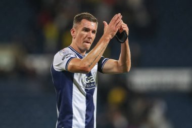 West Bromwich Albion 'dan Jed Wallace, 14 Eylül 202' de The Hawthorns, West Bromwich City 'de West Bromwich Albion ve Birmingham City maçının ardından taraftarları alkışlıyor.
