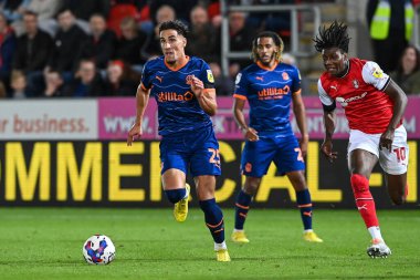 Blackpool 'dan Theo Corbeanu, 14 Eylül 202' de New York Stadyumu 'nda oynanan Sky Bet Şampiyonası maçında topla bir çıkış yaptı.