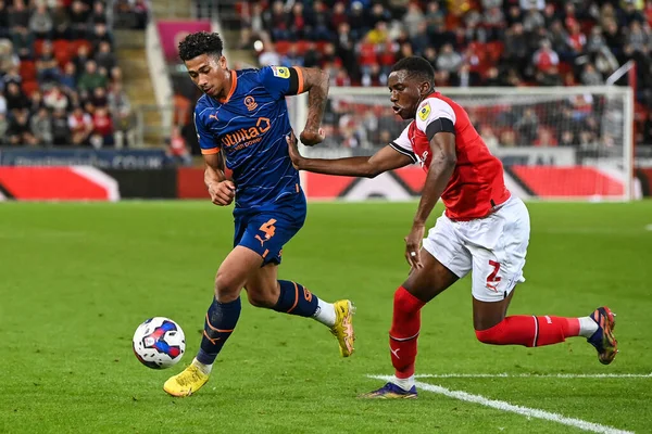 Jordan Lawrence Gabriel Blackpool Battles Ball Wes Harding Rotherham United — 스톡 사진