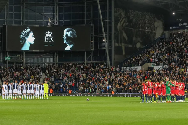 Hem oyuncular hem de taraftarlar Majesteleri Kraliçe 2. Elizabeth için bir dakikalık saygı duruşunda bulunuyorlar. Gökyüzü İddia Şampiyonası Batı Bromwich Albion, Birmingham City 'ye karşı. The Hawthorns, West Bromwich, Birleşik Krallık, 14 Eylül 202