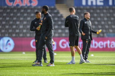 Swansea.com Stadyumu, Swansea.com, Birleşik Krallık 'ta 17 Eylül 202' de oynanan Swansea City vs Hull City maçında Hull City 'nin saha denetimi öncesinde Hull City' ye karşı