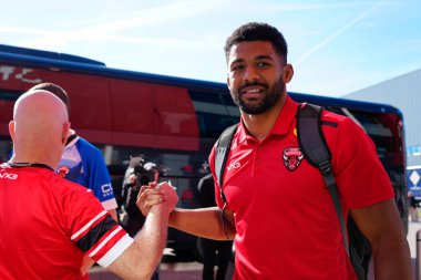 Salford Red Devils 'den Kallum Watkins 17 Eylül 202' de St Helens-Salford Red Devils maçından önce bir taraftar tarafından karşılandı.