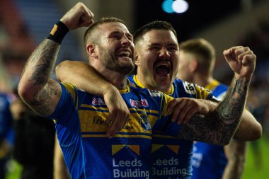 Zak Hardaker # 33 ve James Bentley # 11 Leeds Rhinos Betfred Süper Ligi maçının sonunda Wigan Warriors - Leeds Rhinos maçını DW Stadyumu, Wigan, Birleşik Krallık, 16 Eylül 202 'de kutluyorlar.