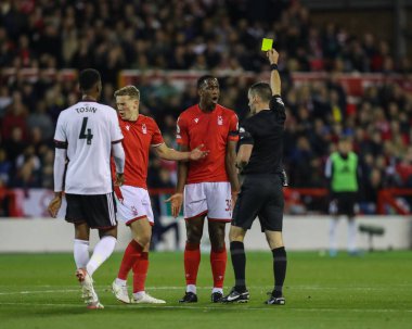 Hakem Jarred Gillet, Nottingham Ormanı 'ndan Willy Boly' a Premier Lig maçında sarı kart verdi Nottingham Forest Fulham 'a karşı City Ground, Nottingham, İngiltere, 16 Eylül 202