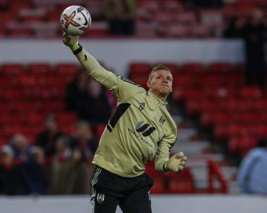 Maç öncesi ısınma sırasında Fulham 'dan Bernd Leno # 17 Premier League maçı sırasında Nottingham Forest Fulham' a karşı City Ground, Nottingham, İngiltere, 16 Eylül 202