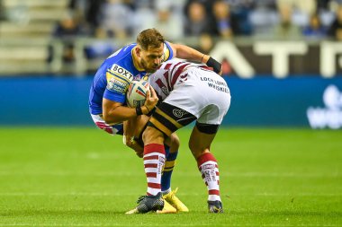 Leeds Rhinos 'tan Aidan Sezer # 7 Betfred Süper Ligi maçı sırasında Wigan Warriors - Leeds Rhinos maçında Thomas Leuluai # 7 Wigan Warriors ile Wigan, İngiltere' deki Wigan Stadyumu 'nda karşılaşacak.