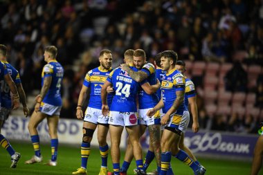 Leeds Rhinos 'tan Jarrod OConnor, 16 Eylül 2022' de İngiltere 'nin Wigan Stadyumu' nda oynanan Betfred Süper Lig karşılaşmasında denemesini kutluyor.