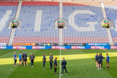 Leeds 'li oyuncular, 16 Eylül 202' de Wigan Warriors - Leeds Rhinos maçı öncesinde Wigan Stadyumu, Wigan, İngiltere 'ye geldiler.