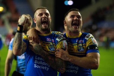 Zak Hardaker # 33 ve James Bentley # 11 Leeds Rhinos Betfred Süper Ligi maçının sonunda Wigan Warriors - Leeds Rhinos maçını DW Stadyumu, Wigan, Birleşik Krallık, 16 Eylül 202 'de kutluyorlar.